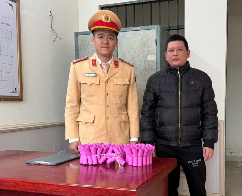 Trạm Cảnh sát giao thông An Hưng tiếp nhận 2,5kg pháo do nhân dân giao nộp